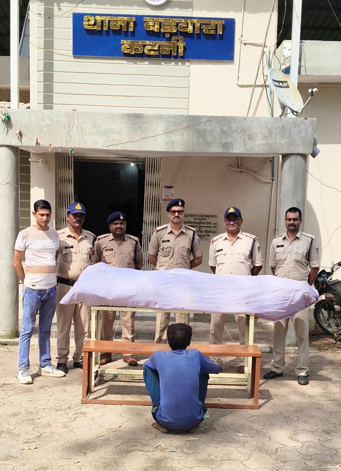 बड़वारा में घर के पीछे बाड़ी में उगा रखे थे गांजे के 32 पौधे, पुलिस ने 21 किलो गांजा किया जब्त