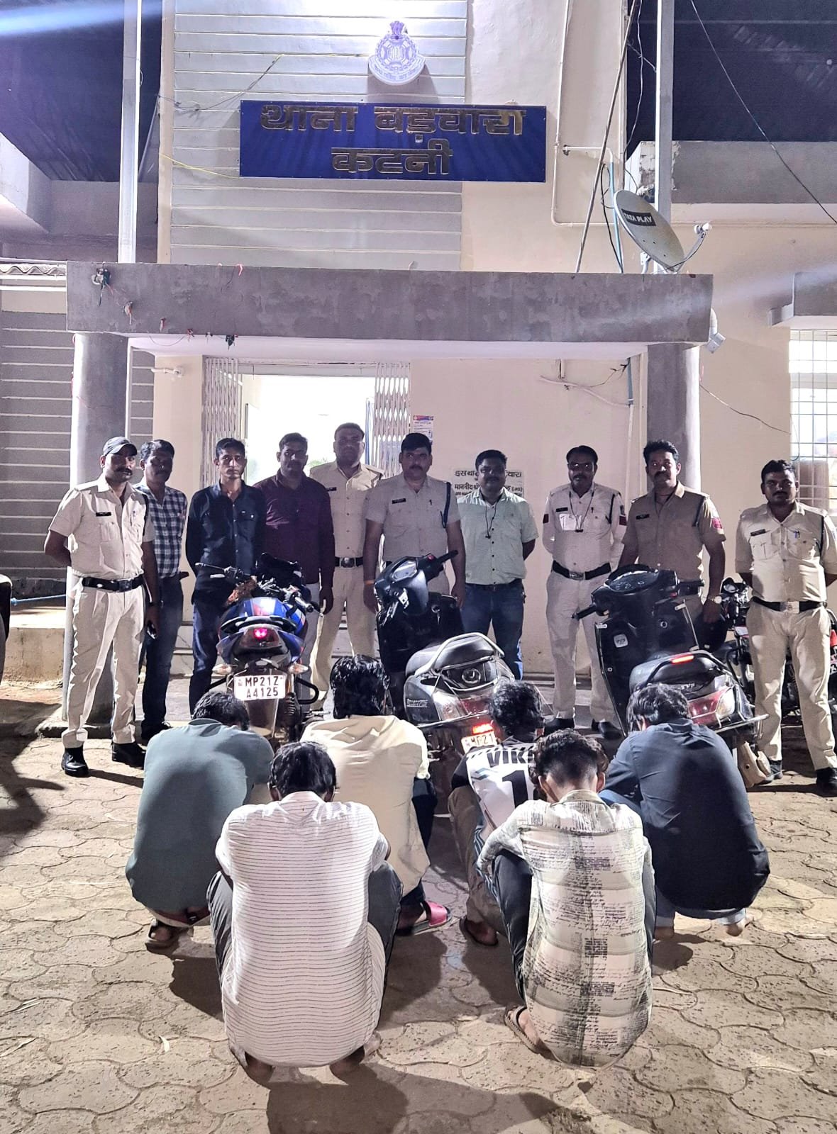 बड़वारा पुलिस की जुआ फड़ पर बड़ी कार्रवाई, 6 जुआरी गिरफ्तार; तीन दोपहिया वाहनों समेत करीब 2 लाख का मशरुका जब्त
