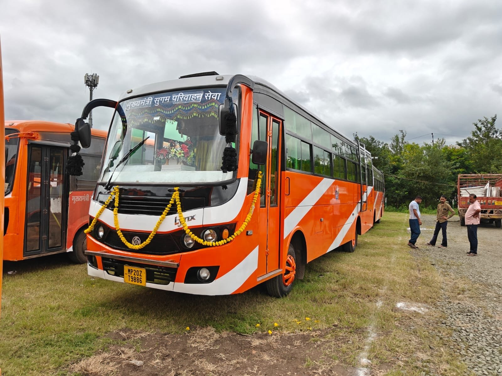 मुख्यमंत्री सुगम परिवहन सेवा के तहत कटनी को मिली तीन यात्री बसों की सौगात मुख्यमंत्री डॉ. मोहन यादव एवं केंद्रीय मंत्री श्री नितिन गडकरी ने भोपाल से बसों का किया शुभारंभ कैमोर,बाकल और सलैया से कटनी के लिए संचालित होंगी बसें, पैनिक बटन और जीपीएस से बढ़ेगी यात्रियों की सुरक्षा