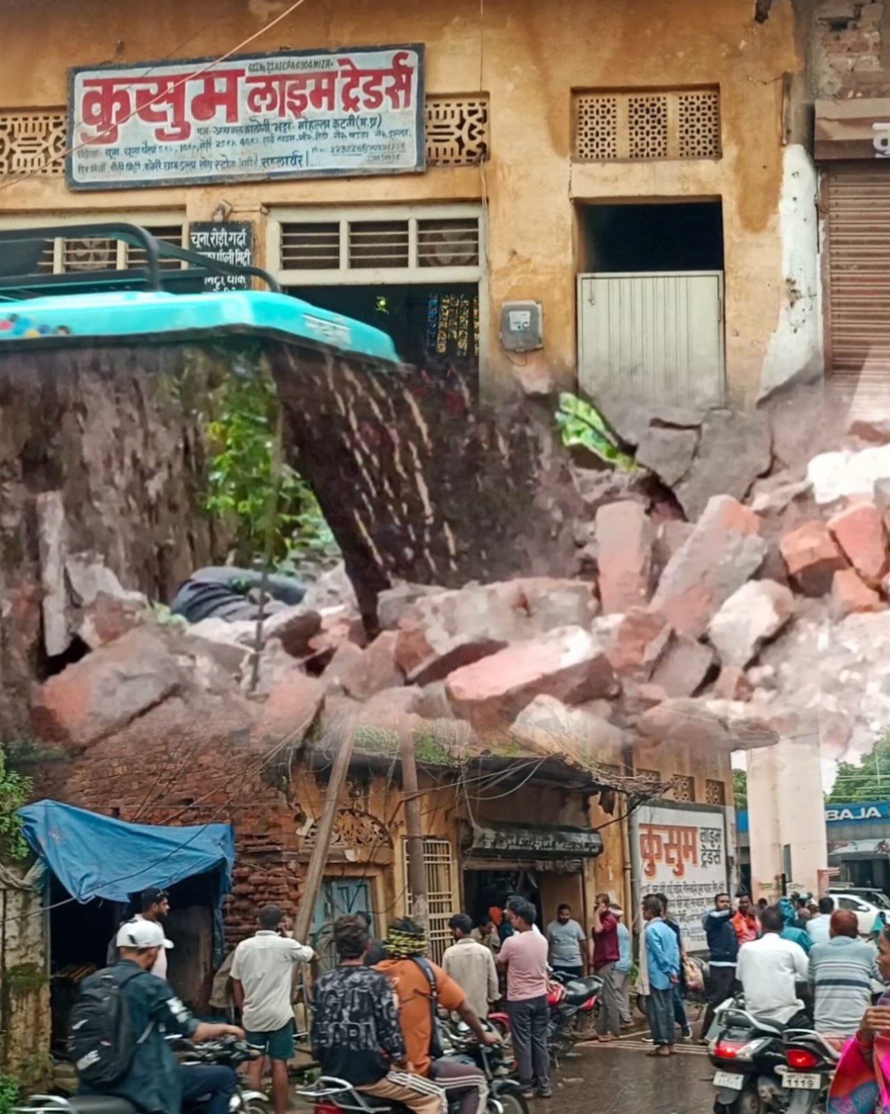 जर्जर मकान का बारजा ढहने से बड़ा हादसा, एक व्यक्ति की दर्दनाक मौत
