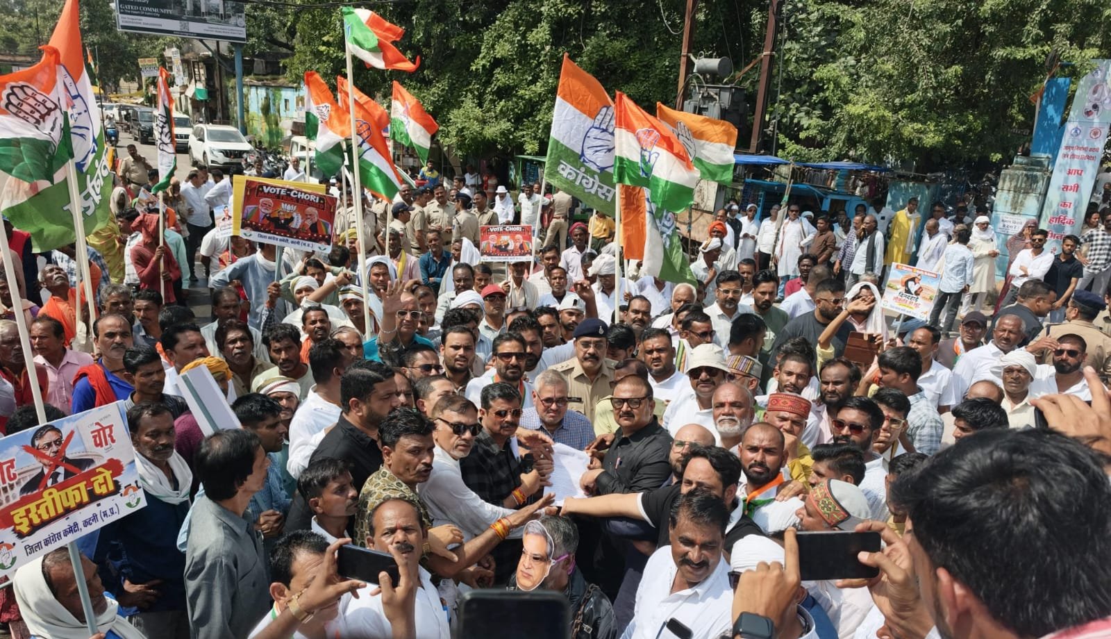 मतदाता सूची के मुद्दे पर कटनी में कांग्रेस का जोरदार पैदल मार्च, ‘वोट चोर–गद्दी छोड़’ के नारों से गूंजा शहर