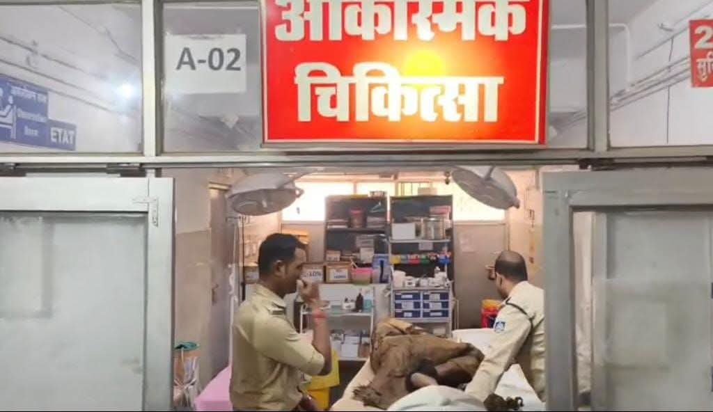 कुठला थाना परिसर में युवक ने खुद पर पेट्रोल डालकर लगाई आग, मचा हड़कंप