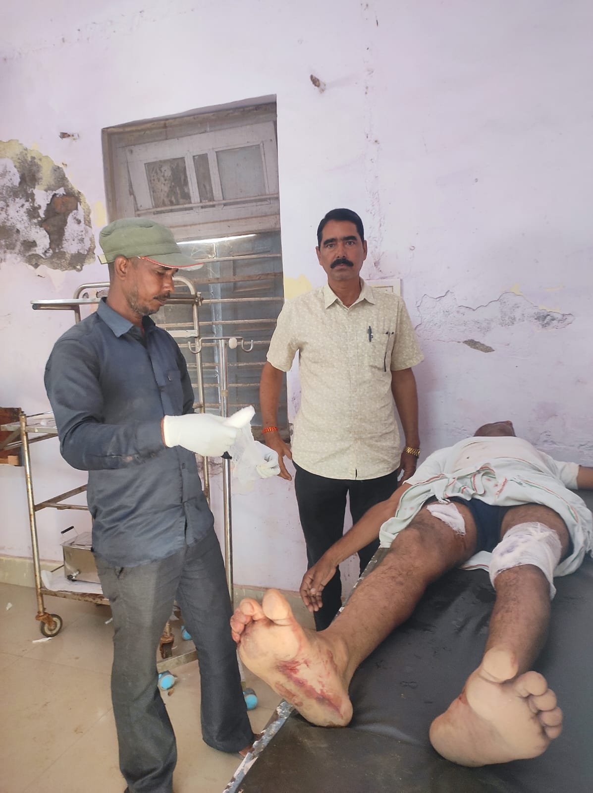 जंगली सूअर के हमले में ग्रामीण घायल, वन विभाग ने पहुंचकर दिलाया उपचार और दी तात्कालिक सहायता