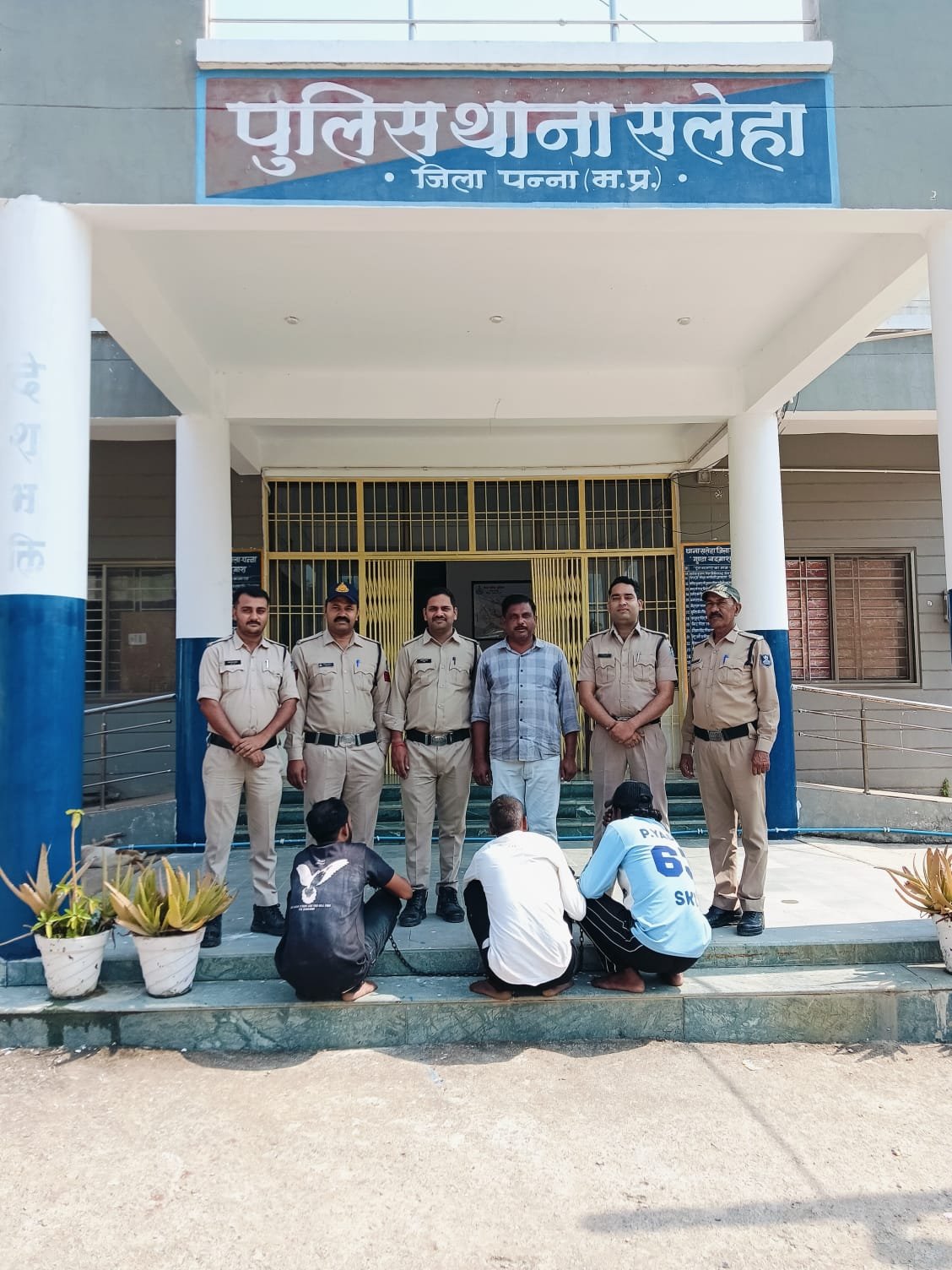 अपहरण एवं दुष्कर्म के गंभीर प्रकरण में तीन आरोपी गिरफ्तार, गुजरात से महिला को सकुशल दस्तयाब कर परिजनों तक पहुँचाने की कार्रवाई
