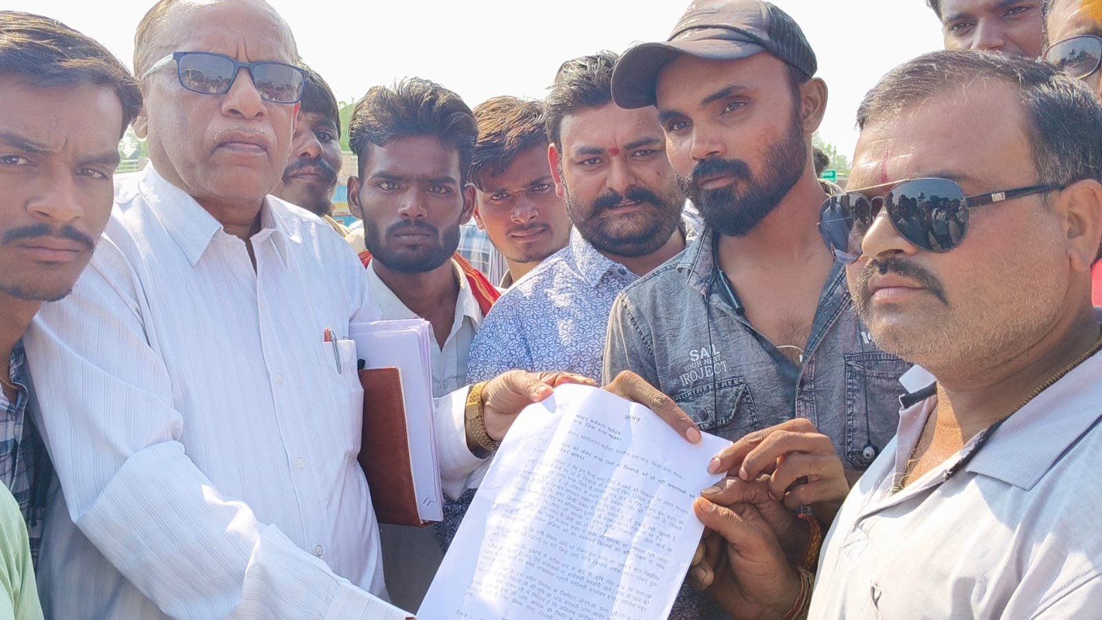 पन्ना में खाद संकट पर किसानों का आक्रोश, तिलक राज पटेल ने सरकार को दिया दो दिन का अल्टीमेटम   ई-टोकन और सर्वर की समस्या से परेशान किसानों ने अमानगंज में किया प्रदर्शन, चक्काजाम का प्रयास कर तहसीलदार को सौंपा ज्ञाप