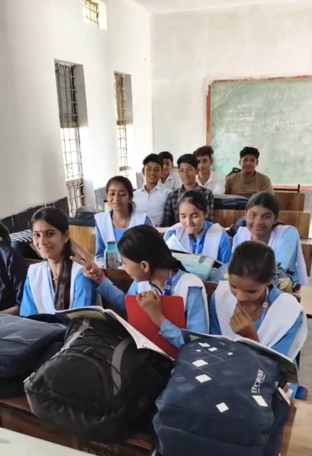  जेके सीमेंट की पहल से ग्रामीण स्कूलों में बदली शिक्षा की तस्वीर, बेंच-डेस्क मिलने से खिले बच्चों के चेहरे  जमीन और टाट-पट्टी पर बैठकर पढ़ने की मजबूरी हुई दूर, ग्रामीण विद्यालयों में बेहतर शैक्षणिक माहौल बनाने की दिशा में कंपनी की पहल की सराहना