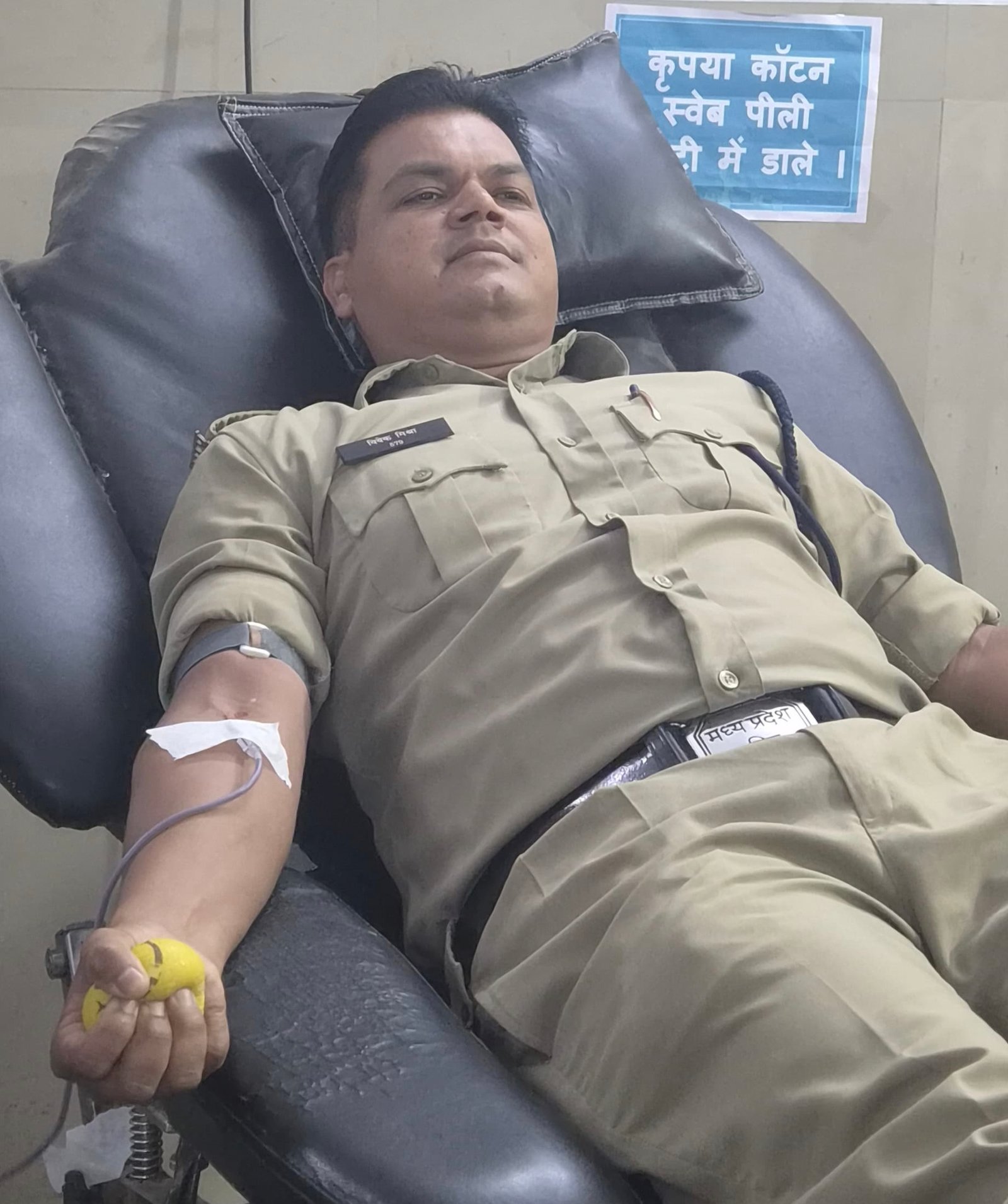  कटनी ब्रेकिंग न्यूज़: आरक्षक विवेक मिश्रा ने पेश की इंसानियत की मिसाल, जरूरतमंद महिला को किया रक्तदान; ऑपरेशन में मिली मदद की उम्मीद