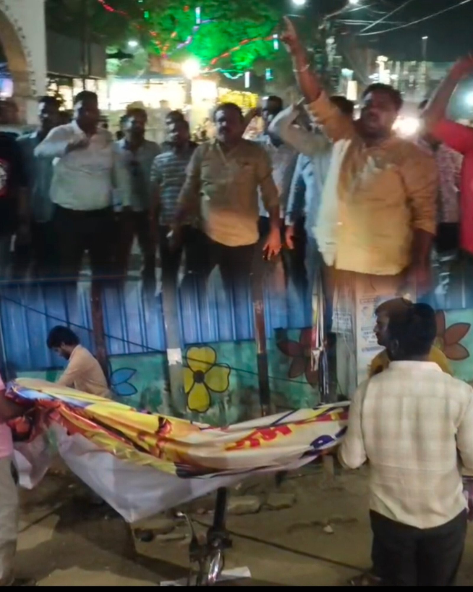 कटनी में नवरात्र के फ्लेक्स-बैनर फाड़ने के आरोप पर बवाल! नगर निगम के बाहर हंगामा, सड़क जाम कर प्रदर्शन
